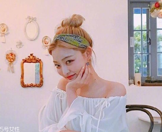 韓國(guó)發(fā)帶怎么帶好看 韓國(guó)發(fā)帶的系法圖解 韓國(guó)發(fā)帶怎么帶好看 韓國(guó)發(fā)帶的系法圖解