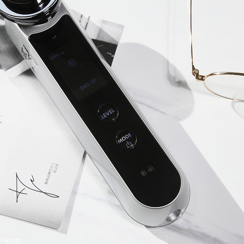 提拉緊致美容儀哪個好？用這四款擁有不老肌