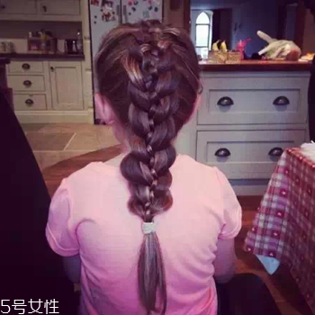 八字劉海怎么弄才好看 可愛軟萌的小女孩發(fā)型綁扎方法 八字劉海怎么弄才好看 可愛軟萌的小女孩發(fā)型綁扎方法