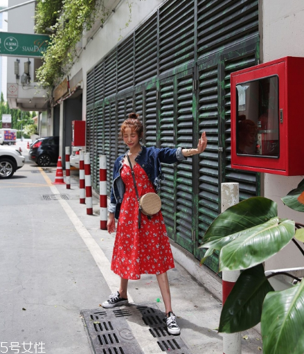 紅色連衣裙搭配什么外套？最時尚氣質(zhì)的穿搭