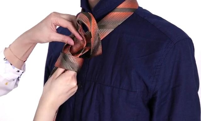 最簡(jiǎn)單的領(lǐng)帶打法圖解 快捷打領(lǐng)帶的方法 最簡(jiǎn)單的領(lǐng)帶打法圖解 快捷打領(lǐng)帶的方法