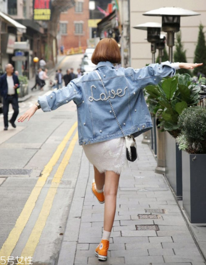 蕾絲連衣裙搭配什么外套？蕾絲連衣裙搭配外套技巧