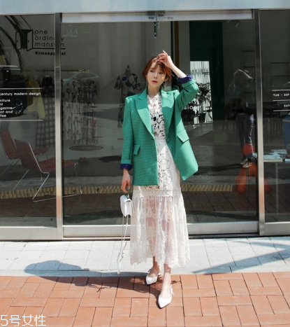 蕾絲連衣裙搭配什么外套？蕾絲連衣裙搭配外套技巧