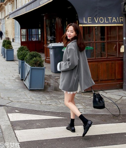 蕾絲連衣裙搭配什么外套？蕾絲連衣裙搭配外套技巧