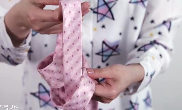 最簡(jiǎn)單的領(lǐng)帶打法圖解 快捷打領(lǐng)帶的方法 最簡(jiǎn)單的領(lǐng)帶打法圖解 快捷打領(lǐng)帶的方法