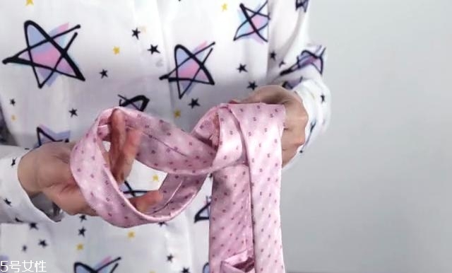 最簡(jiǎn)單的領(lǐng)帶打法圖解 快捷打領(lǐng)帶的方法 最簡(jiǎn)單的領(lǐng)帶打法圖解 快捷打領(lǐng)帶的方法