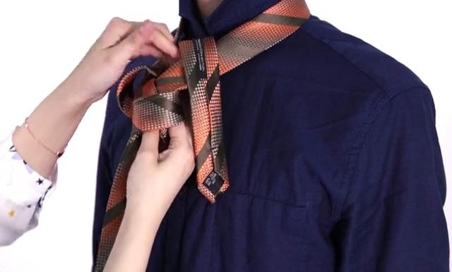 最簡(jiǎn)單的領(lǐng)帶打法圖解 快捷打領(lǐng)帶的方法 最簡(jiǎn)單的領(lǐng)帶打法圖解 快捷打領(lǐng)帶的方法