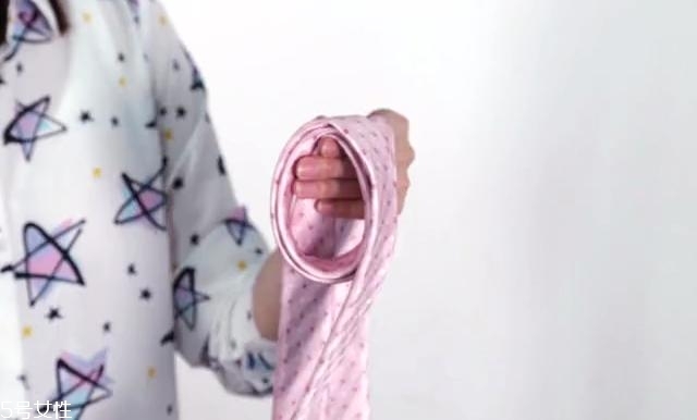 最簡(jiǎn)單的領(lǐng)帶打法圖解 快捷打領(lǐng)帶的方法 最簡(jiǎn)單的領(lǐng)帶打法圖解 快捷打領(lǐng)帶的方法