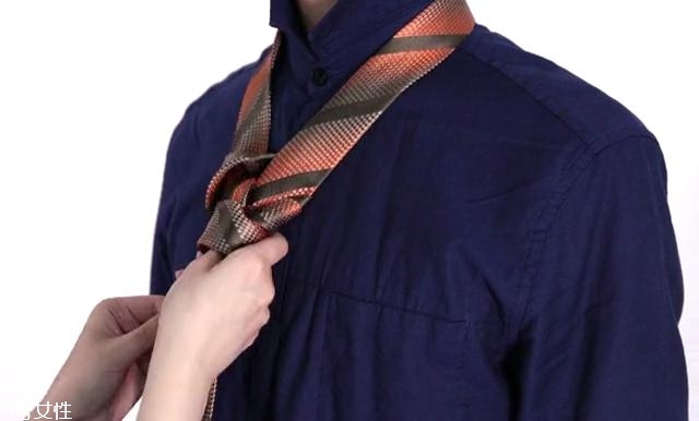 最簡(jiǎn)單的領(lǐng)帶打法圖解 快捷打領(lǐng)帶的方法 最簡(jiǎn)單的領(lǐng)帶打法圖解 快捷打領(lǐng)帶的方法