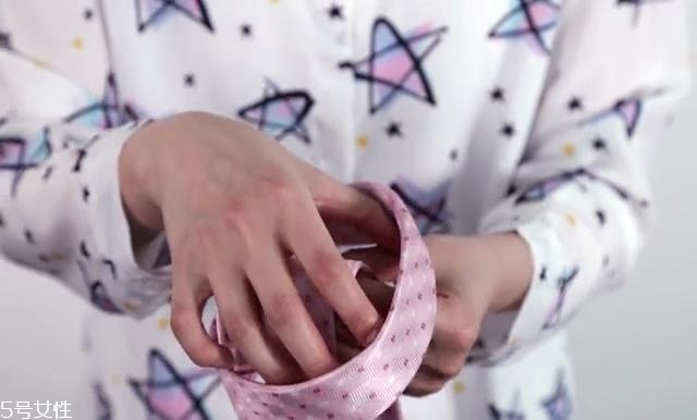 最簡(jiǎn)單的領(lǐng)帶打法圖解 快捷打領(lǐng)帶的方法 最簡(jiǎn)單的領(lǐng)帶打法圖解 快捷打領(lǐng)帶的方法