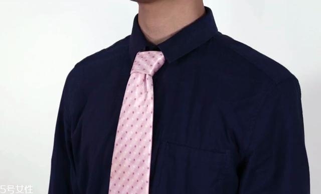 最簡(jiǎn)單的領(lǐng)帶打法圖解 快捷打領(lǐng)帶的方法 最簡(jiǎn)單的領(lǐng)帶打法圖解 快捷打領(lǐng)帶的方法