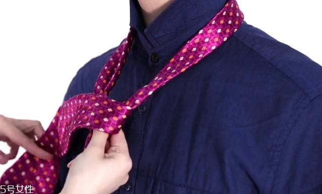 最簡單的領帶打法圖解 快捷打領帶的方法 最簡單的領帶打法圖解 快捷打領帶的方法