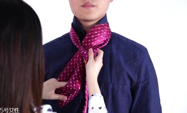 最簡單的領帶打法圖解 快捷打領帶的方法 最簡單的領帶打法圖解 快捷打領帶的方法