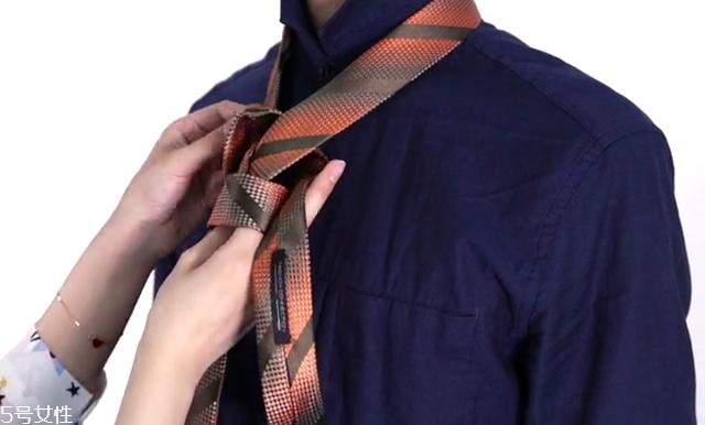 最簡(jiǎn)單的領(lǐng)帶打法圖解 快捷打領(lǐng)帶的方法 最簡(jiǎn)單的領(lǐng)帶打法圖解 快捷打領(lǐng)帶的方法