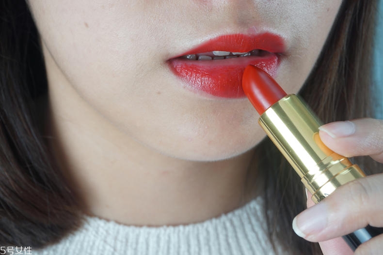 露華濃730是什么顏色 露華濃口紅730是正紅嗎 露華濃730是什么顏色 露華濃口紅730是正紅嗎