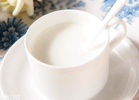 羊奶粉可以加蜂蜜嗎 羊奶粉加蜂蜜的比例 羊奶粉可以加蜂蜜嗎 羊奶粉加蜂蜜的比例