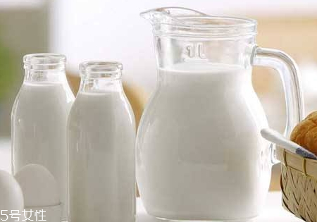 羊奶粉可以加蜂蜜嗎 羊奶粉加蜂蜜的比例 羊奶粉可以加蜂蜜嗎 羊奶粉加蜂蜜的比例