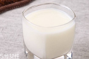 羊奶粉可以加蜂蜜嗎 羊奶粉加蜂蜜的比例 羊奶粉可以加蜂蜜嗎 羊奶粉加蜂蜜的比例