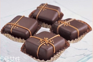 黑巧克力為什么會變白 黑巧克力發(fā)白能吃嗎 黑巧克力為什么會變白 黑巧克力發(fā)白能吃嗎