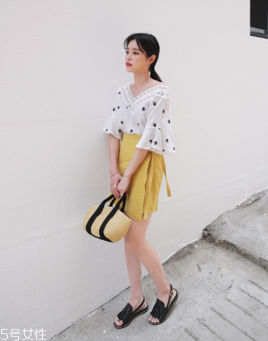 高腰短裙怎么搭配上衣？高腰短裙搭配上衣圖片