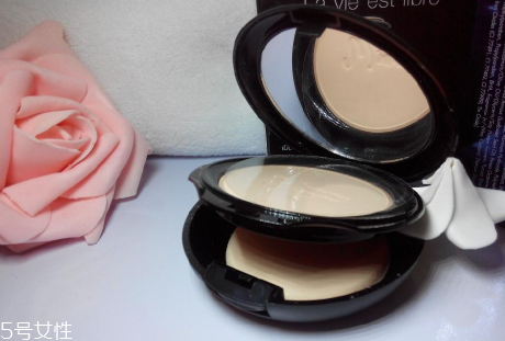 mistine瓷肌粉餅和羽翼粉餅一樣嗎 mistine羽翼粉餅色號(hào)試色 mistine瓷肌粉餅和羽翼粉餅一樣嗎 mistine羽翼粉餅色號(hào)試色