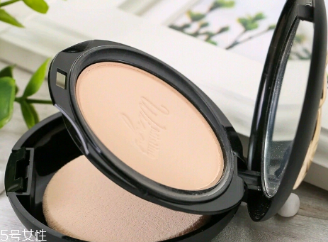 mistine瓷肌粉餅和羽翼粉餅一樣嗎 mistine羽翼粉餅色號試色 mistine瓷肌粉餅和羽翼粉餅一樣嗎 mistine羽翼粉餅色號試色