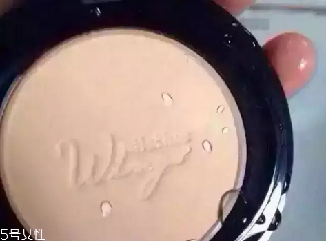 mistine瓷肌粉餅和羽翼粉餅一樣嗎 mistine羽翼粉餅色號試色 mistine瓷肌粉餅和羽翼粉餅一樣嗎 mistine羽翼粉餅色號試色