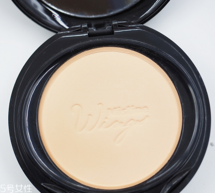 mistine瓷肌粉餅和羽翼粉餅一樣嗎 mistine羽翼粉餅色號(hào)試色 mistine瓷肌粉餅和羽翼粉餅一樣嗎 mistine羽翼粉餅色號(hào)試色