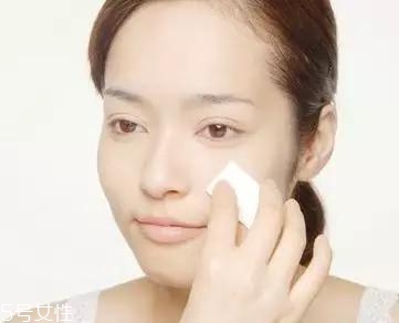 化妝卡粉是什么意思 導(dǎo)致卡粉的原因和解決方法 化妝卡粉是什么意思 導(dǎo)致卡粉的原因和解決方法