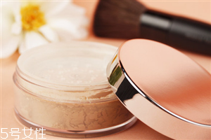 怎么撲蜜粉才能均勻又服貼 蜜粉的三個使用技巧 怎么撲蜜粉才能均勻又服貼 蜜粉的三個使用技巧