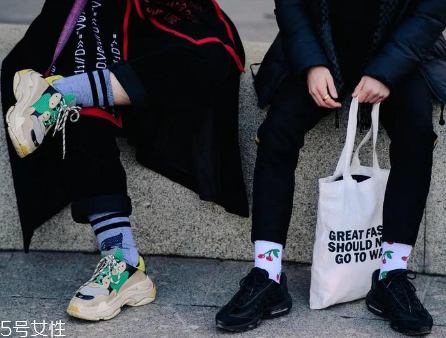 襪子怎么搭配時尚？襪子外露搭配圖片