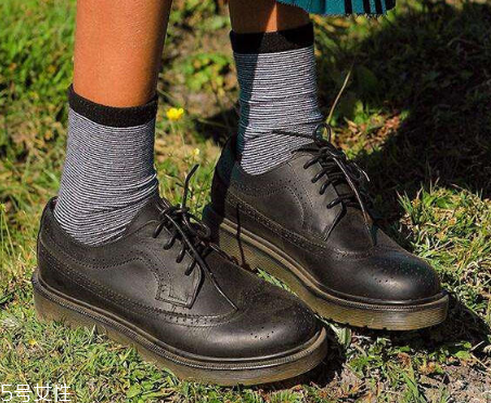 襪子怎么搭配時尚？襪子外露搭配圖片