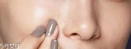 化妝卡粉是什么意思 導(dǎo)致卡粉的原因和解決方法 化妝卡粉是什么意思 導(dǎo)致卡粉的原因和解決方法