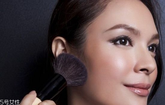 修容粉和修容膏哪種適合新手 修容粉和修容膏的優(yōu)缺點 修容粉和修容膏哪種適合新手 修容粉和修容膏的優(yōu)缺點