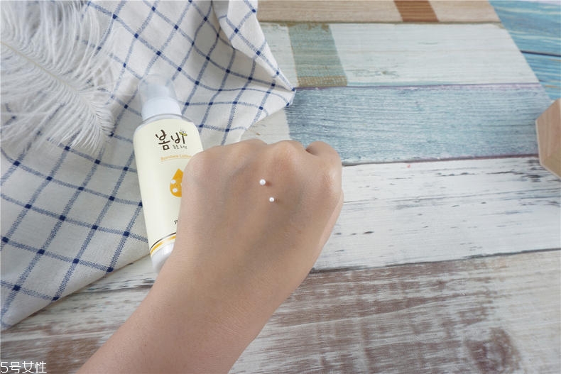 春雨蜂蜜乳致痘嗎 春雨乳液的致痘原因 春雨蜂蜜乳致痘嗎 春雨乳液的致痘原因
