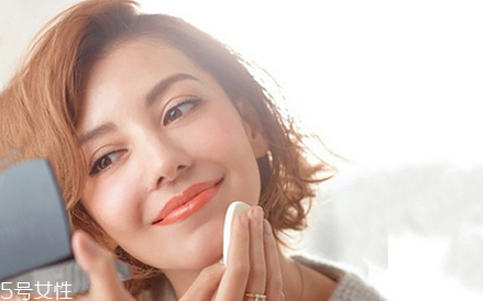 蜜粉的三大作用 蜜粉選購小貼士 蜜粉的三大作用 蜜粉選購小貼士