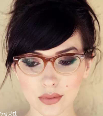 戴眼鏡需要畫臥蠶嗎 戴眼鏡化妝的具體步驟 戴眼鏡需要畫臥蠶嗎 戴眼鏡化妝的具體步驟