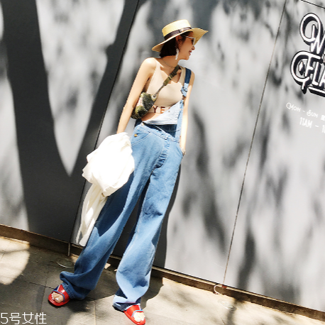 背帶褲怎么穿出個(gè)性？個(gè)性背帶褲穿法推薦