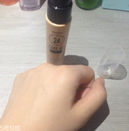 mistine粉底液應該選哪個色號 mistine粉底液試色 mistine粉底液應該選哪個色號 mistine粉底液試色