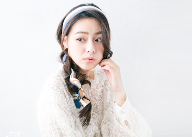 發(fā)帶怎么戴 中長(zhǎng)發(fā)怎么用發(fā)帶編發(fā) 發(fā)帶怎么戴 中長(zhǎng)發(fā)怎么用發(fā)帶編發(fā)