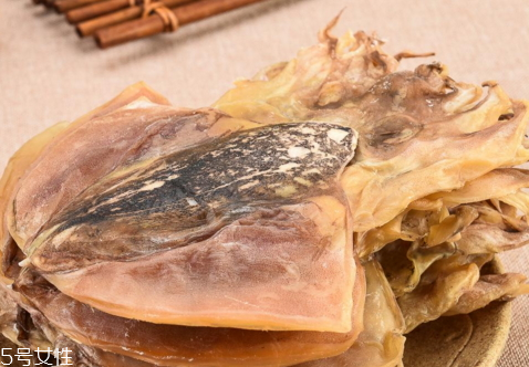 墨魚干白色的能吃嗎 墨魚干外面白色的是什么 墨魚干白色的能吃嗎 墨魚干外面白色的是什么