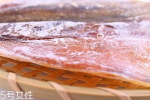 墨魚干白色的能吃嗎 墨魚干外面白色的是什么 墨魚干白色的能吃嗎 墨魚干外面白色的是什么