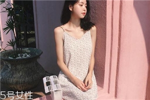 吊帶裙怎么穿好看？吊帶裙穿搭技巧
