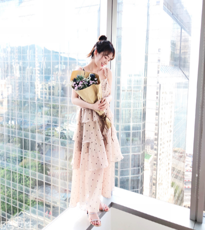 吊帶裙怎么穿好看？吊帶裙穿搭技巧