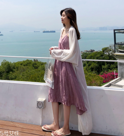 吊帶裙怎么穿好看？吊帶裙穿搭技巧