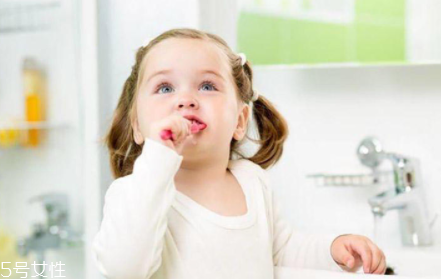 出牙期的寶寶該怎么護(hù)理 寶寶出牙如何預(yù)防齲齒 出牙期的寶寶該怎么護(hù)理 寶寶出牙如何預(yù)防齲齒