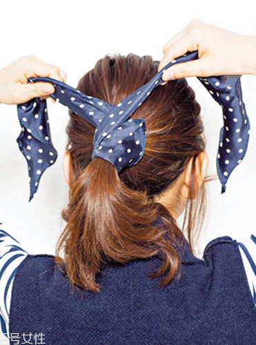 扎馬尾怎么帶發(fā)帶 怎么用發(fā)帶扎馬尾 扎馬尾怎么帶發(fā)帶 怎么用發(fā)帶扎馬尾