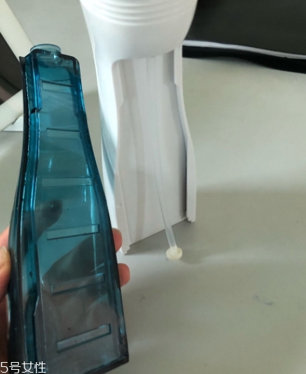 沖牙器和牙線哪個好？沖牙器和牙線的優(yōu)缺點