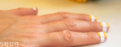 黃色條紋美甲教程 黃色系條紋美甲款式大全 黃色條紋美甲教程 黃色系條紋美甲款式大全