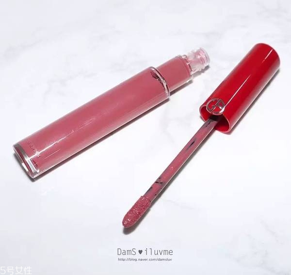 阿瑪尼紅管501和黑管501哪個(gè)好看 阿瑪尼唇釉怎么選購(gòu) 阿瑪尼紅管501和黑管501哪個(gè)好看 阿瑪尼唇釉怎么選購(gòu)